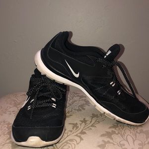 black nike shoes